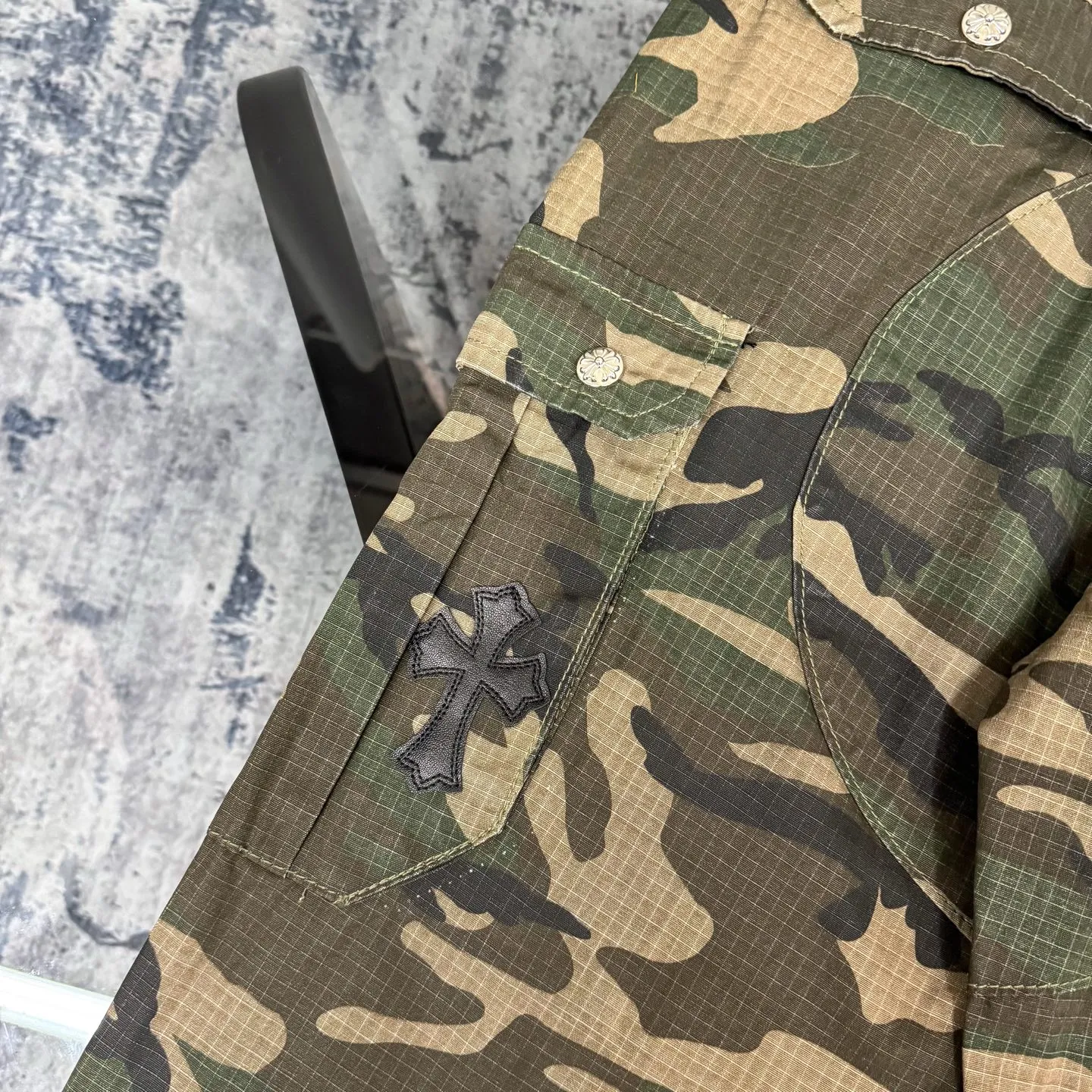 P280 Chrome HeartsCH camouflage logging pants straight-leg Sanskrit unisex overalls, W-level cabinet, patchwork cross pattern embellishment, high-waisted washed jeans! ! Absolutely high-end luxury products, 1.9W-level god-level single products, super popular products, built with top heavy industry, a magic weapon that cannot be missed. About Zangyin, this is an extremely luxurious fashion brand, which can also be called the aristocrats of the high street. It has always been an exclusive brand for some hipsters or the rich second generation. Compared with ordinary high streets, it is more luxurious and noble. Compared with luxury brands, it has a more fashionable personality and has always been a brand that I have a special liking for. Imported yarn is custom-woven into a high-density twill canvas, which ensures a crisp silhouette while also making the fabric very delicate to the touch. It follows the B01 classic silhouette, with a crisp and stylish upper body. The ready-made garments are stone-milled and fermented, so they can be matched with any style. Buttons and zippers are made of authentic YKK retro metal products. Double-layer canvas on the front knees has perfect details. All hardware is customized. Color: Camouflage Size: 28/30/32/34/36 Waist: 74/79/84/89/94 Sitting: 104/109/114/119 Pants length: 101/102/104/106/108